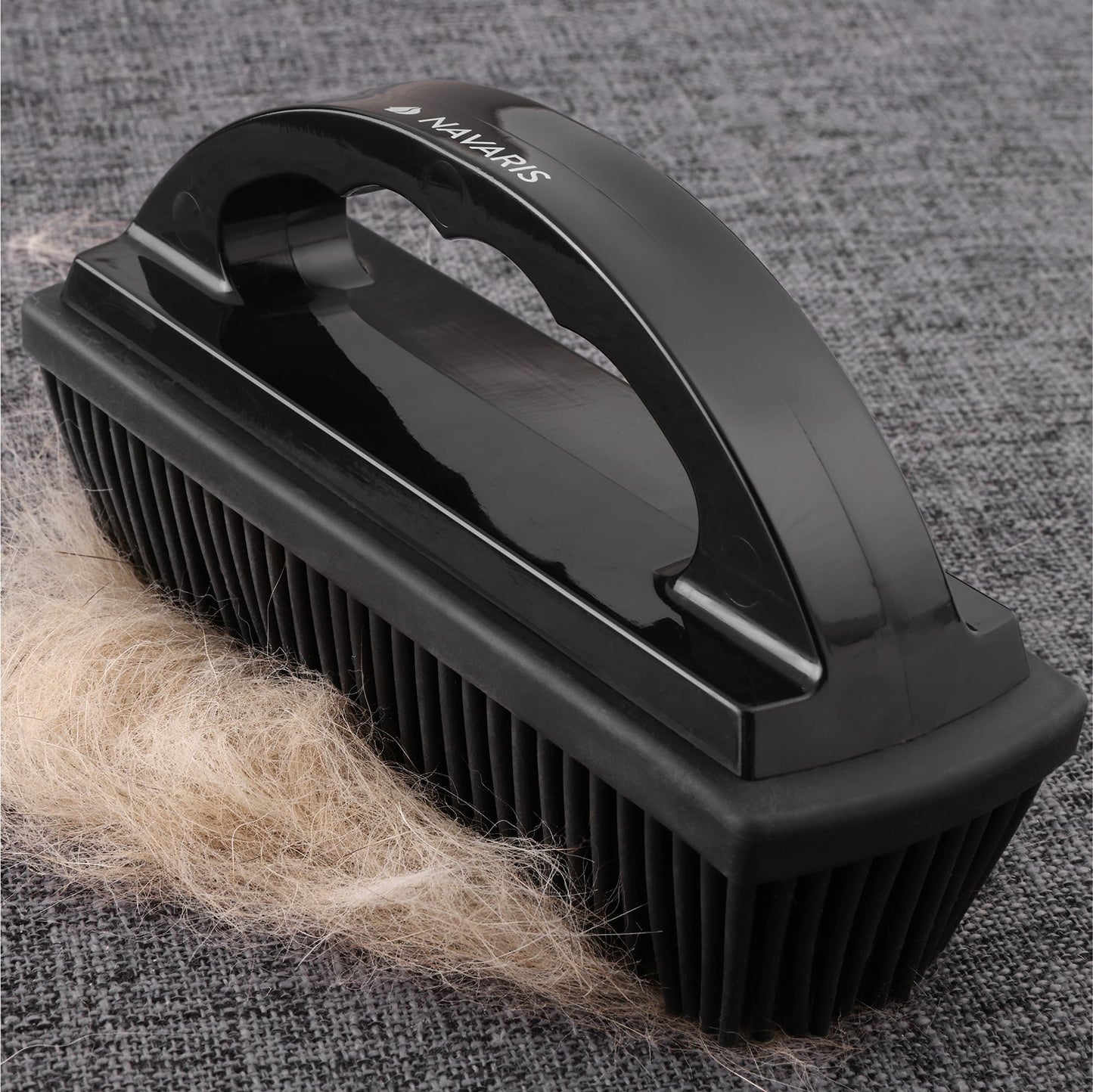 Navaris Pet Hair Remover Brush - for Multiple Surfaces Including Furniture, Carpets, Clothes - Dog and Cat Quick Easy Fur Remover with Handle - 15.5 x 8.5 x 5cm (6.1" x 3.3" x 2")